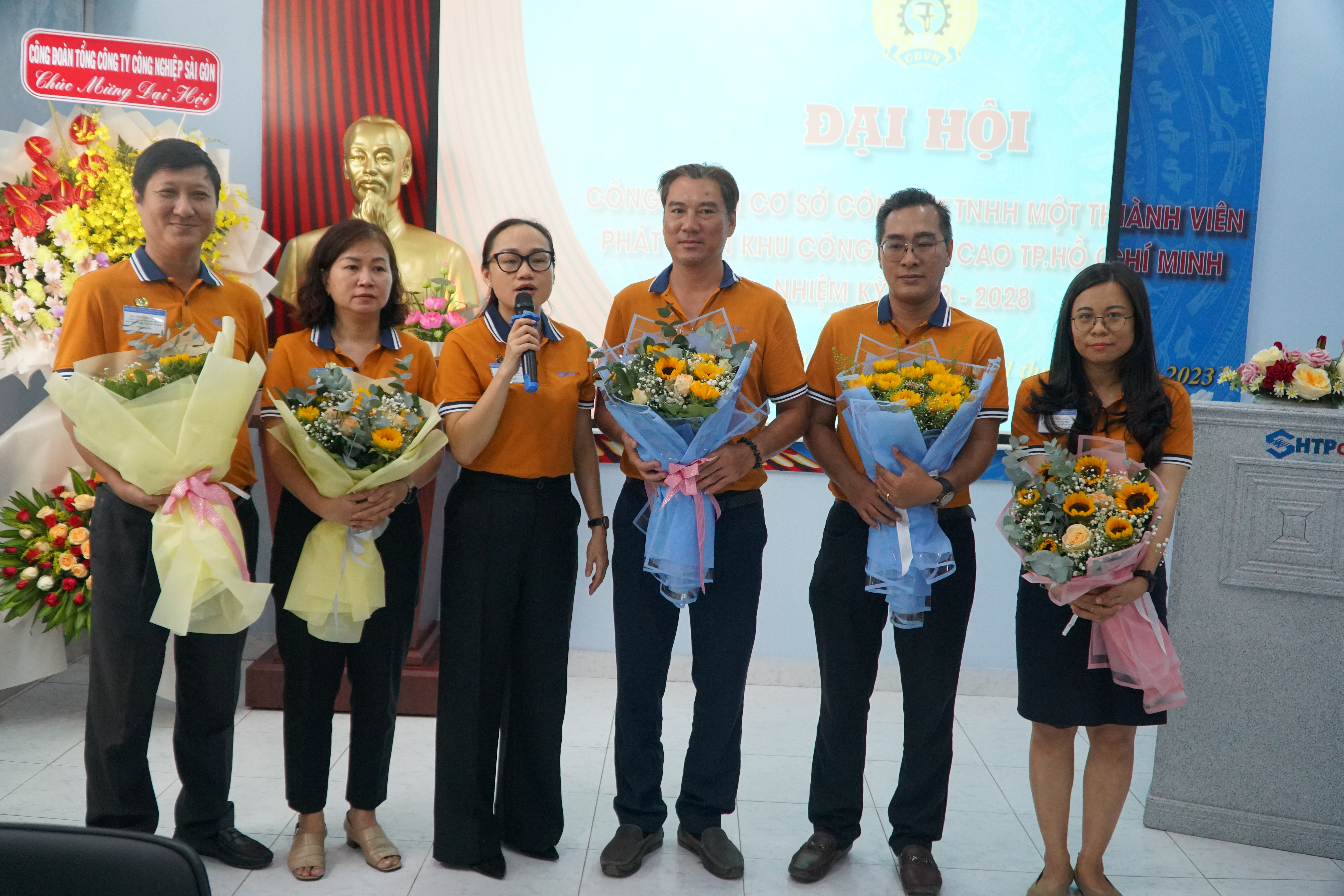 Đoàn đại biểu dự Đại hội Công Đoàn cấp trên ra mắt Đại hội